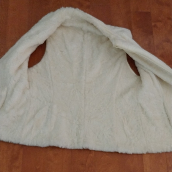 Beautiful faux fur Reversible vest - Picture 3 of 12